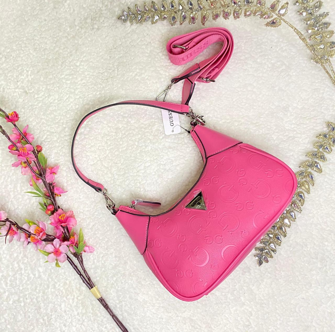 CARTERA GUESS OVALADA