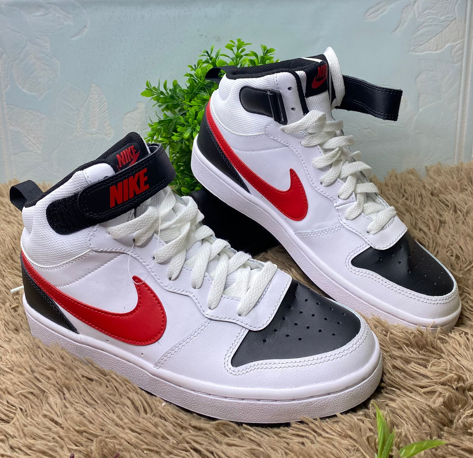 TENIS NIKE ALTO BLANCO, NEGRO Y ROJO
