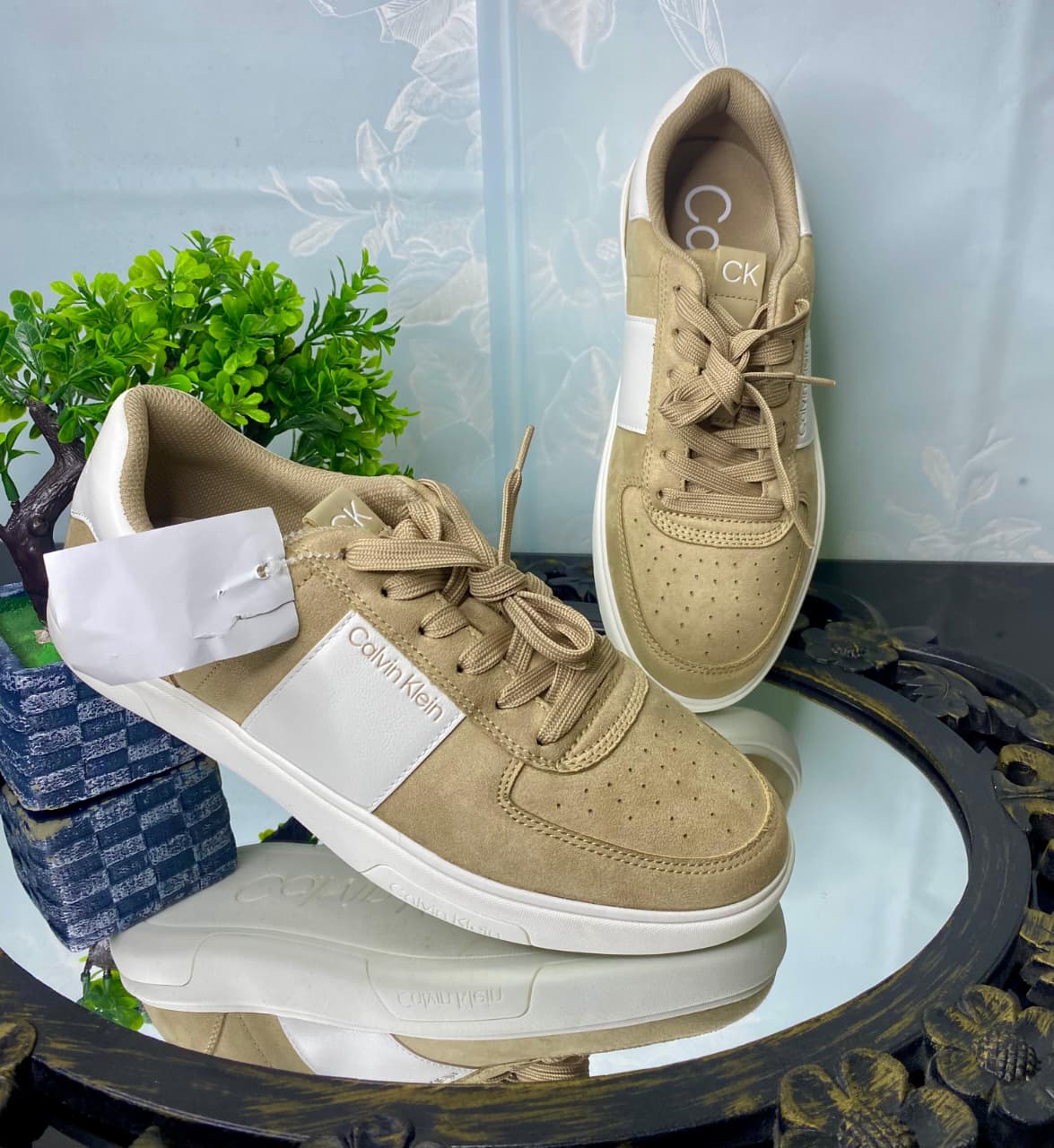TENIS CALVIN KLEIN BEIGH Y BLANCO