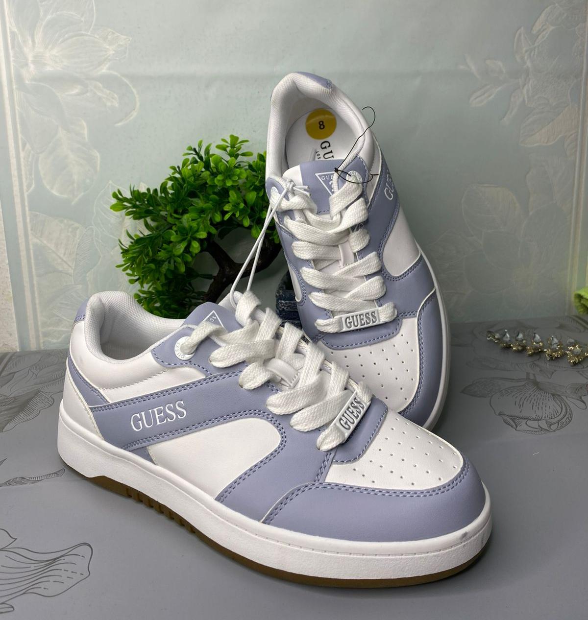 TENIS GUESS BLANCO Y AZUL