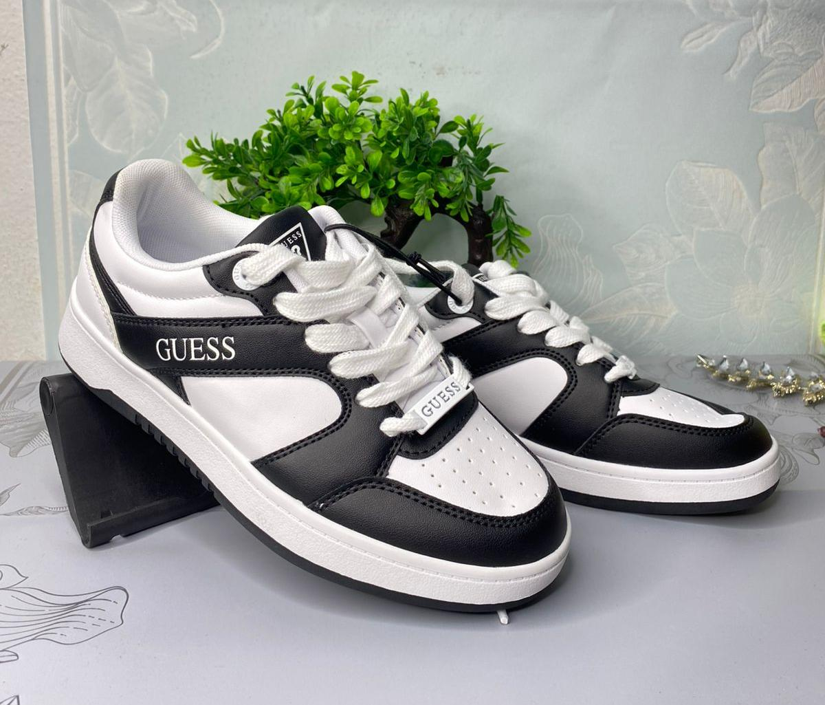 TENIS GUESS NEGRO Y BLANCO