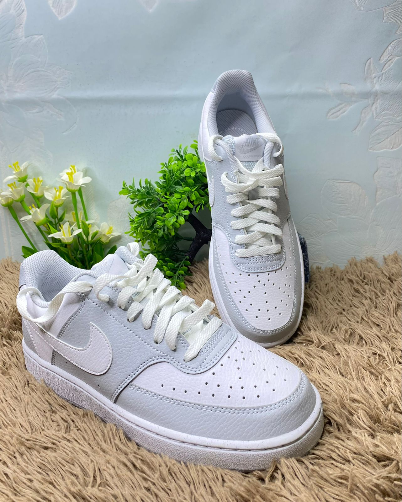 TENIS NIKE GRIS Y BLANCO